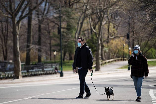 200401 A couple wears masks when walking in Central Park as the coronavirus, COVID 19, outbreak continues on April 1, 2020 in New York, NY, USA Across the city businesses, schools and places of work have been shutting down, leading to empty streets and quiet neighborhoods Photo Joel Marklund BILDBYRAN kod JM 88128 bbeng coronavirus covid 19 virus corona sjukdom,  Copyright: JOELxMARKLUND 47112330st