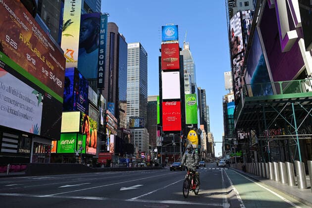 200401 General view of Times Square as the coronavirus, COVID 19, outbreak continues on April 1, 2020 in New York, NY, USA Across the city businesses, schools and places of work have been shutting down, leading to empty streets and quiet neighborhoods Photo Joel Marklund BILDBYRAN kod JM 88128 bbeng coronavirus covid 19 virus corona sjukdom,  Copyright: JOELxMARKLUND 47112338st