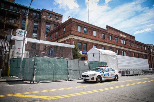 April 1, 2020, New York, NEW YORK, EUA: Movement of health professionals at The Brooklyn Hospital Center where a morgue was adapted on a refrigerated truck on the street of the hospital in the Brooklyn neighborhood of New York during the Coronovirus COVID-19 pandemic in the United States. New York EUA - ZUMAc233 47112297st Copyright: xVanessaxCarvalhox