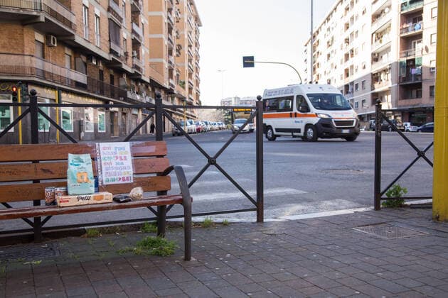 Rome: Food on a bench to help needy families In Rome, in via Oderisi da Gubbio, Marconi district, on a bench at the exit of a supermarket, people lay food and various groceries to help families in difficulty during the Covid-19 pandemic Roma RM Italy Copyright: MatteoxNardone