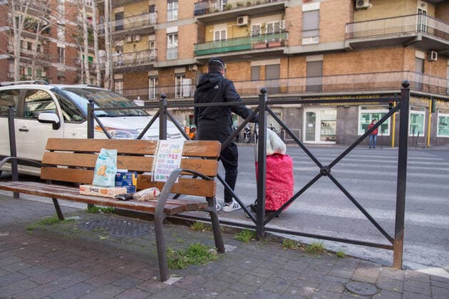 Rome: Food on a bench to help needy families In Rome, in via Oderisi da Gubbio, Marconi district, on a bench at the exit of a supermarket, people lay food and various groceries to help families in difficulty during the Covid-19 pandemic Roma RM Italy Copyright: MatteoxNardone