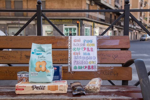 Rome: Food on a bench to help needy families In Rome, in via Oderisi da Gubbio, Marconi district, on a bench at the exit of a supermarket, people lay food and various groceries to help families in difficulty during the Covid-19 pandemic Roma RM Italy Copyright: MatteoxNardone