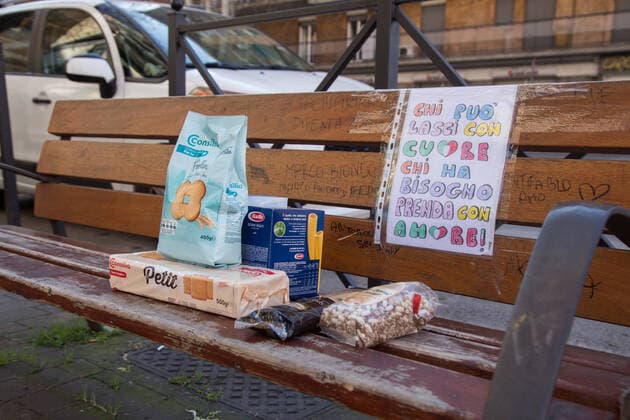 Rome: Food on a bench to help needy families In Rome, in via Oderisi da Gubbio, Marconi district, on a bench at the exit of a supermarket, people lay food and various groceries to help families in difficulty during the Covid-19 pandemic Roma RM Italy Copyright: MatteoxNardone