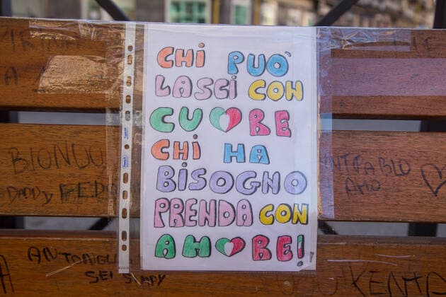 Rome: Food on a bench to help needy families In Rome, in via Oderisi da Gubbio, Marconi district, on a bench at the exit of a supermarket, people lay food and various groceries to help families in difficulty during the Covid-19 pandemic Roma RM Italy Copyright: MatteoxNardone