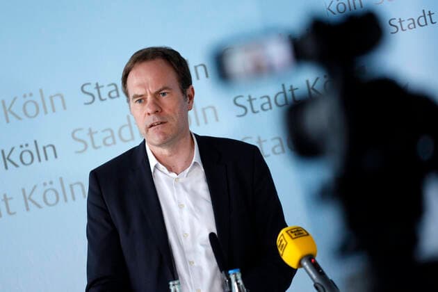 Stephan Keller at a press conference after the meeting of the crisis management team on the current Laqe regarding the corona crisis in the shell room of the historical city hall of Cologne, 01 04 2020 Foto:xC.xHardtx xFuturexImage