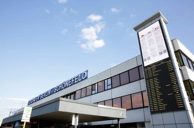 Many aircraft remain on the ground at Berlin Schoenefeld Airport Passenger numbers have collapsed at Schoenefeld due to the corona crisis The airport is almost deserted This Wednesday only one Ryanair aircraft flew to London Berlin, 01 04 2020 Foto:xF.xBungertx xFuturexImage