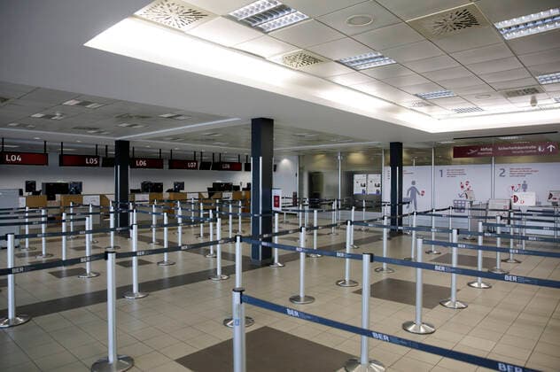 Many aircraft remain on the ground at Berlin Schoenefeld Airport Passenger numbers have collapsed at Schoenefeld due to the corona crisis The airport is almost deserted This Wednesday only one Ryanair aircraft flew to London Berlin, 01 04 2020 Foto:xF.xBungertx xFuturexImage