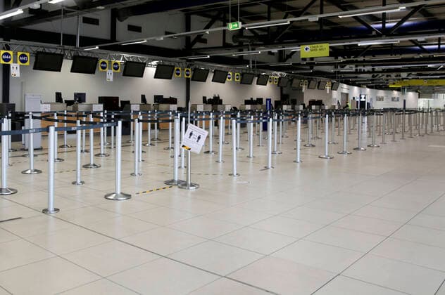 Many aircraft remain on the ground at Berlin Schoenefeld Airport Passenger numbers have collapsed at Schoenefeld due to the corona crisis The airport is almost deserted This Wednesday only one Ryanair aircraft flew to London Berlin, 01 04 2020 Foto:xF.xBungertx xFuturexImage
