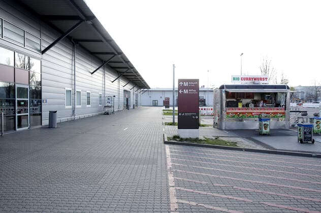 Many aircraft remain on the ground at Berlin Schoenefeld Airport Passenger numbers have collapsed at Schoenefeld due to the corona crisis The airport is almost deserted This Wednesday only one Ryanair aircraft flew to London Berlin, 01 04 2020 Foto:xF.xBungertx xFuturexImage