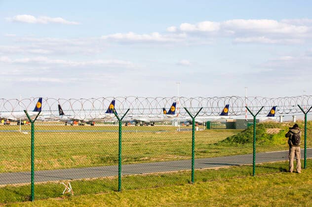 Many aircraft remain on the ground at Berlin Schoenefeld Airport Passenger numbers have collapsed at Schoenefeld due to the corona crisis The airport is almost deserted This Wednesday only one Ryanair aircraft flew to London Berlin, 01 04 2020 Foto:xF.xBungertx xFuturexImage