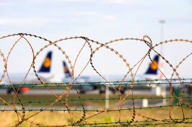 Many aircraft remain on the ground at Berlin Schoenefeld Airport Passenger numbers have collapsed at Schoenefeld due to the corona crisis The airport is almost deserted This Wednesday only one Ryanair aircraft flew to London Berlin, 01 04 2020 Foto:xF.xBungertx xFuturexImage