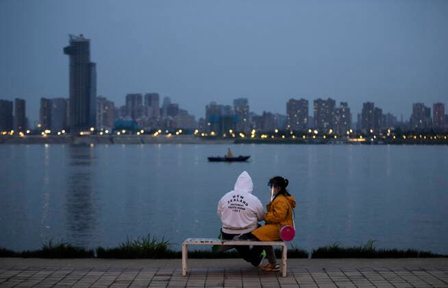(200402) -- WUHAN, April 2, 2020 -- People have a rest on a river dike in Wuhan, capital of central China s Hubei Province, April 1, 2020. Life in Wuhan is gradually back to normal as the coronavirus outbreak wanes. ) CHINA-HUBEI-WUHAN-LIFE BACK TO NORMAL (CN) FeixMaohua 