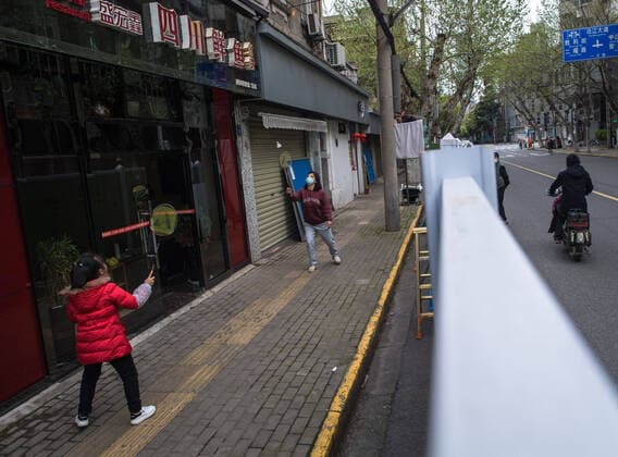 (200402) -- WUHAN, April 2, 2020 -- Residents play badminton in front of a shop in Wuhan, capital of central China s Hubei Province, April 1, 2020. Life in Wuhan is gradually back to normal as the coronavirus outbreak wanes. ) CHINA-HUBEI-WUHAN-LIFE BACK TO NORMAL (CN) XiaoxYijiu 