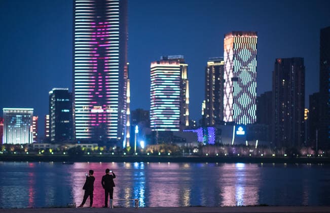 (200402) -- WUHAN, April 2, 2020 -- Residents enjoy night scenery by a river in Hankou District of Wuhan, capital of central China s Hubei Province, April 1, 2020. Life in Wuhan is gradually back to normal as the coronavirus outbreak wanes. ) CHINA-HUBEI-WUHAN-LIFE BACK TO NORMAL (CN) XiaoxYijiu 