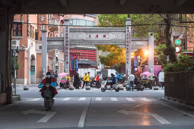 (200402) -- WUHAN, April 2, 2020 -- Deliverymen wait for orders on a street in Wuhan, capital of central China s Hubei Province, April 1, 2020. Life in Wuhan is gradually back to normal as the coronavirus outbreak wanes. ) CHINA-HUBEI-WUHAN-LIFE BACK TO NORMAL (CN) XiaoxYijiu 
