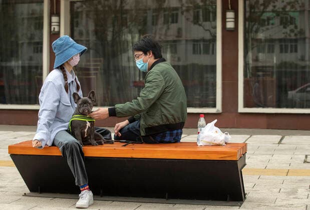 (200402) -- WUHAN, April 2, 2020 -- Residents chat with each other in Wuhan, capital of central China s Hubei Province, April 1, 2020. Life in Wuhan is gradually back to normal as the coronavirus outbreak wanes. ) CHINA-HUBEI-WUHAN-LIFE BACK TO NORMAL (CN) FeixMaohua 