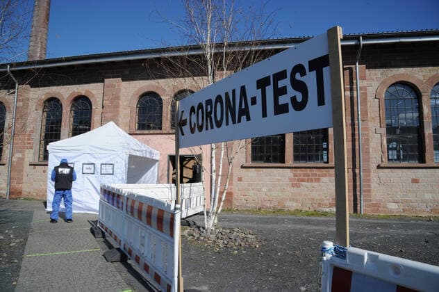 The new Corona test station on Thursday 02 04 2020 in Landsweiler Reden The test station was moved from the sports hall in Ottweiler to the large workshop in Landsweiler Reden The sports hall is to be converted into a supply centre Note Civilians must be made unrecognisable bub