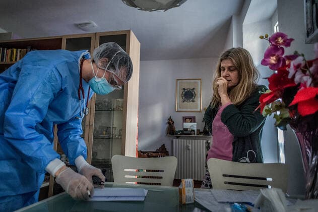 Milan. USCA Special Home Guard Medical Units ATS and General Practitioners to Help Patients at home infected with COVID19 Coronavirus while assisting an 88-year-old lady (Carlo Cozzoli Fotogramma, Milan - 2020-04-02) p.s. la foto e utilizzabile nel rispetto del contesto in cui e stata scattata, e senza intento diffamatorio del decoro delle persone rappresentate  Copyright: xCarloxCozzolix xFOTOGRAMMAx