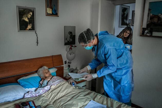 Milan. USCA Special Home Guard Medical Units ATS and General Practitioners to Help Patients at home infected with COVID19 Coronavirus while assisting an 88-year-old lady (Carlo Cozzoli Fotogramma, Milan - 2020-04-02) p.s. la foto e utilizzabile nel rispetto del contesto in cui e stata scattata, e senza intento diffamatorio del decoro delle persone rappresentate  Copyright: xCarloxCozzolix xFOTOGRAMMAx