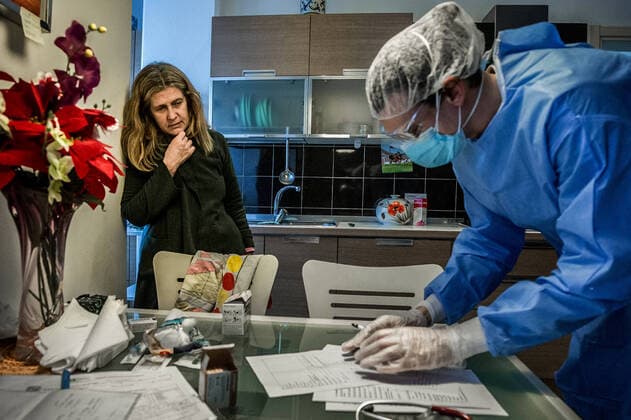 Milan. USCA Special Home Guard Medical Units ATS and General Practitioners to Help Patients at home infected with COVID19 Coronavirus while assisting an 88-year-old lady (Carlo Cozzoli Fotogramma, Milan - 2020-04-02) p.s. la foto e utilizzabile nel rispetto del contesto in cui e stata scattata, e senza intento diffamatorio del decoro delle persone rappresentate  Copyright: xCarloxCozzolix xFOTOGRAMMAx