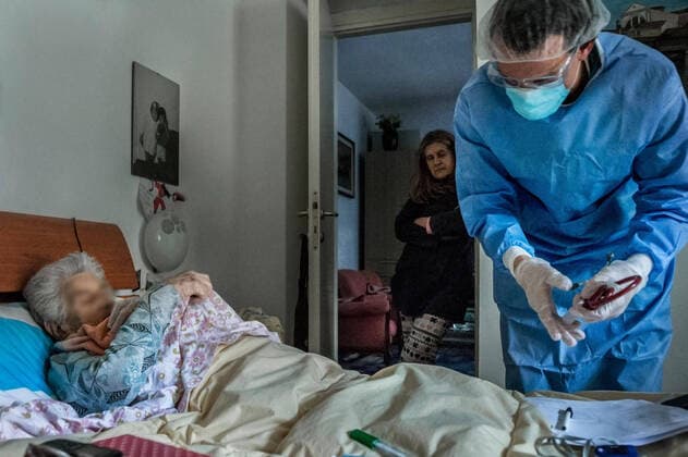 Milan. USCA Special Home Guard Medical Units ATS and General Practitioners to Help Patients at home infected with COVID19 Coronavirus while assisting an 88-year-old lady (Carlo Cozzoli Fotogramma, Milan - 2020-04-02) p.s. la foto e utilizzabile nel rispetto del contesto in cui e stata scattata, e senza intento diffamatorio del decoro delle persone rappresentate  Copyright: xCarloxCozzolix xFOTOGRAMMAx