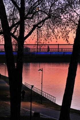 01 04 2020, Frankfurt, DEU Sunset on the Main, Few walkers on the way