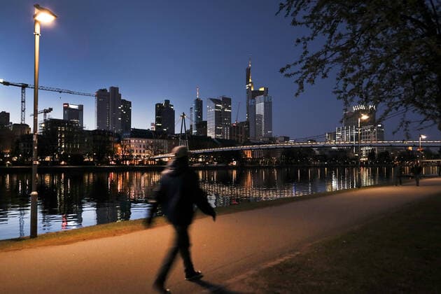 01 04 2020, Frankfurt, DEU Sunset on the Main, office buildings are reflected in the Main A walker passes