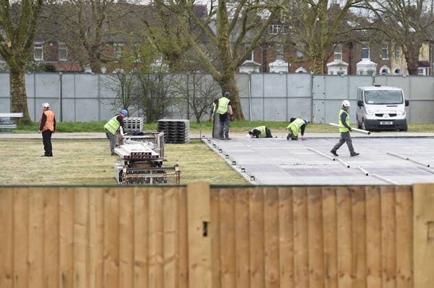 News Bilder des Tages . 02 04 2020. London, United Kingdom. Coronavirus crisis. Builders seen carrying works for the new mortuary on the site owned by the City of London Corporation. A new mortuary for coronavirus victims, is been building on forest land next to the City of London Cemetery and Crematorium and is expected to take the dead from the new Nightingale Hospital at the ExCel Centre.  xGustavoxValientex xi-Imagesx IIM-20974-0007