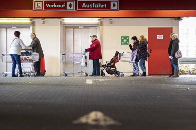 People stand with shopping trolleys in front of a supermarket and wait for admission, taken in Goerlitz, 02 04 2020 Due to the spread of corona virus there are restrictions on admission to supermarkets Goerlitz Germany Copyright: xFlorianxGaertner photothek.netx