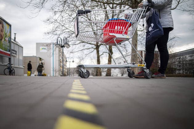 A woman stands with a shopping cart in front of a supermarket at a marker and waits for admission, recorded in Goerlitz, 02 04 2020 Due to the spread of corona virus, there are admission restrictions in supermarkets Goerlitz Germany Copyright: xFlorianxGaertner photothek.netx