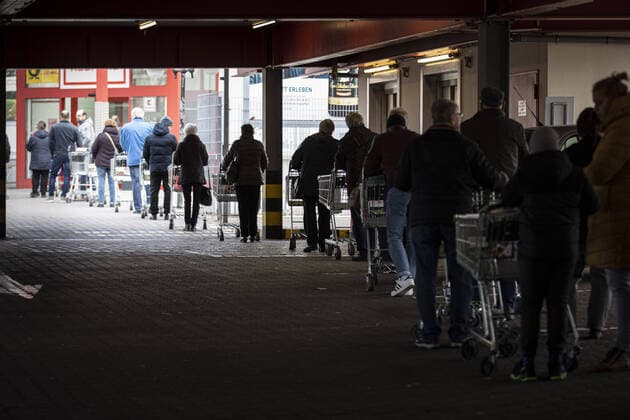 People stand with shopping trolleys in front of a supermarket and wait for admission, taken in Goerlitz, 02 04 2020 Due to the spread of corona virus there are restrictions on admission to supermarkets Goerlitz Germany Copyright: xFlorianxGaertner photothek.netx