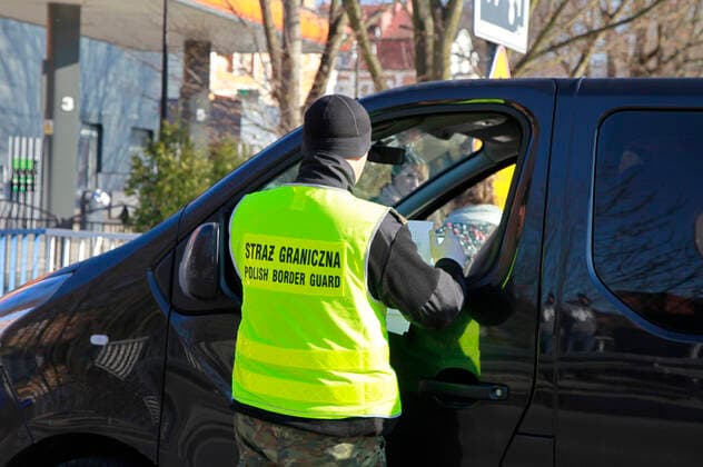 Strict corona controls and long waiting times at the border crossing point city bridge from Görlitz to Zgorzelec Görlitz, 01 04 2020 Foto:xM.xWehnertx xFuturexImage