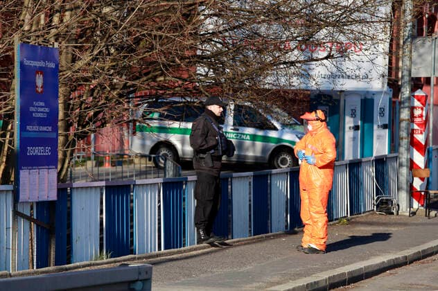 Strict corona controls and long waiting times at the border crossing point city bridge from Görlitz to Zgorzelec Görlitz, 01 04 2020 Foto:xM.xWehnertx xFuturexImage
