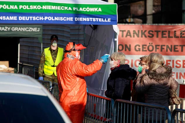 Strict corona controls and long waiting times at the border crossing point city bridge from Görlitz to Zgorzelec Görlitz, 01 04 2020 Foto:xM.xWehnertx xFuturexImage