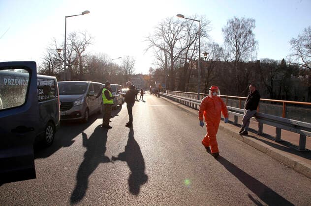 Strict corona controls and long waiting times at the border crossing point city bridge from Görlitz to Zgorzelec Görlitz, 01 04 2020 Foto:xM.xWehnertx xFuturexImage