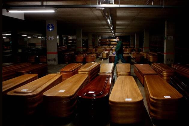 A worker walks among coffins placed at the parking lot of the funeral home of the town of Collserola, Barcelona, Spain, 2 April 2020. The coffins are kept in the parking to avoid the collapse of the morgues of surrounding hospitals. Spain faces the 19th consecutive day of mandatory home confinement in a bid to slow down the spread of the pandemic COVID-19 disease caused by the SARS-CoV-2 coronavirus. Lockdown during coronavirus !ACHTUNG: NUR REDAKTIONELLE NUTZUNG!  Copyright: xQuiquexGarciax GRAFCAT4103 20200402-637214313987326645
