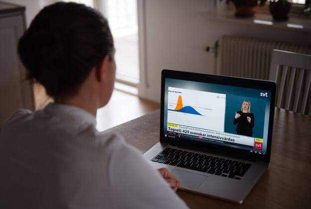 200402 A woman follows a television broadcast via SVT play where the Public Health Agency, holds a press conference on the occasion of the Corona virus, Covid 19, on April 2, 2020 in Stockholm,  Copyright: NILSxJAKOBSSON 47113335st