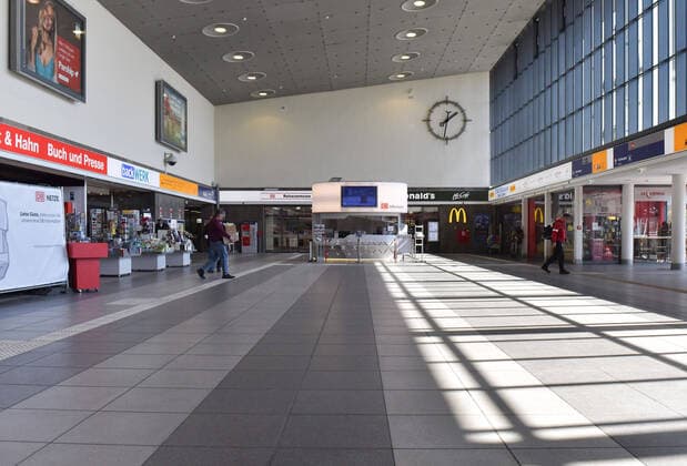 02 04 2020, xblx, Wuerzburg Main station, hardly any people in the main station, Wuerzburg
