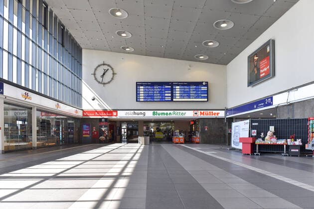 02 04 2020, xblx, Wuerzburg Main station, hardly any people in the main station, Wuerzburg