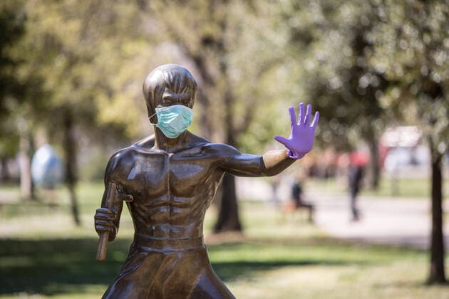 Bilder des Jahres 2020, News 04 April Entertainment Themen der Woche KW14 News Themen der Woche KW13 News Bilder des Tages PXL_Bruce Lee s statue 02.04.2020., Mostar, Bosnia and Herzegovina - Bruce Lee s statue in Zrinjevac Park received a protective mask and gloves DenisxKapetanovic PIXSELL