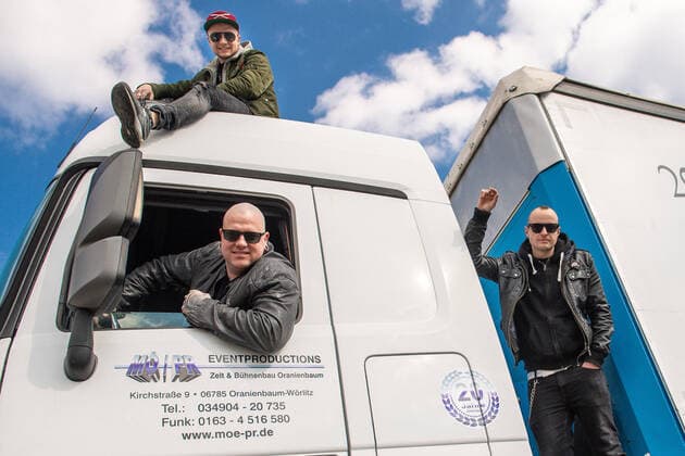 Bilder des Jahres 2020, Entertainment 04 April Entertainment Themen der Woche KW14 Goitzsche Front - die Punkrockband aus Bitterfeld-Wolfen rüsten für ganz besondere Konzerte. Auf Bewerbung spielen sie von einem 40 Tonner ein ganz besonderes Konzert. Vom Balkon oder Küchenfenster kann somit Livemusik gehört werden., Bitterfeld-Wolfen Sachsen-Anhalt Deutschland *** Goitzsche Front the punk rock band from Bitterfeld Wolfen prepare for very special concerts On application, they play a very special concert from a 40 tonne truck Live music can be heard from the balcony or kitchen window , Bitterfeld Wolfen Sachsen Anhalt Germany