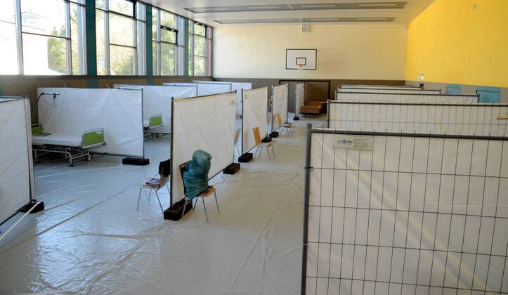 20 helpers from THW, DRK, DRLG and the fire brigade will help to set up the beds in the gymnasium in Marpingen on Thursday 02 04 2020 The gymnasium is to serve as a care centre for corona patients A total of 42 beds will be collected by helpers from hospitals and nursing homes and brought to the gymnasium and set up bub