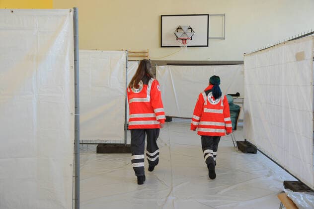 20 helpers from THW, DRK, DRLG and the fire brigade will help to set up the beds in the gymnasium in Marpingen on Thursday 02 04 2020 The gymnasium is to serve as a care centre for corona patients A total of 42 beds will be collected by helpers from hospitals and nursing homes and brought to the gymnasium and set up bub