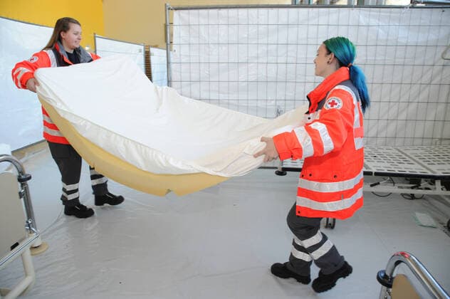 20 helpers from THW, DRK, DRLG and the fire brigade will help to set up the beds in the gymnasium in Marpingen on Thursday 02 04 2020 The gymnasium is to serve as a care centre for corona patients A total of 42 beds will be collected by helpers from hospitals and nursing homes and brought to the gymnasium and set up bub