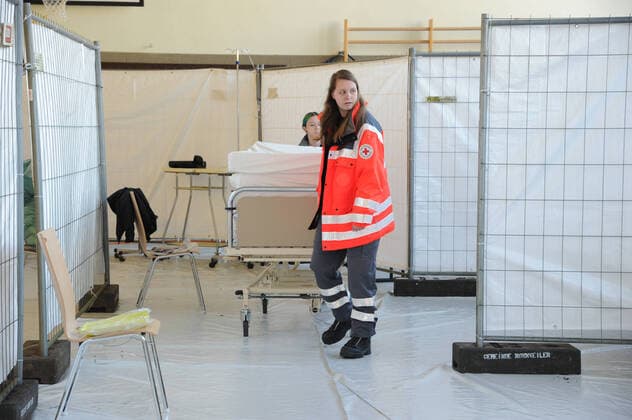 20 helpers from THW, DRK, DRLG and the fire brigade will help to set up the beds in the gymnasium in Marpingen on Thursday 02 04 2020 The gymnasium is to serve as a care centre for corona patients A total of 42 beds will be collected by helpers from hospitals and nursing homes and brought to the gymnasium and set up bub