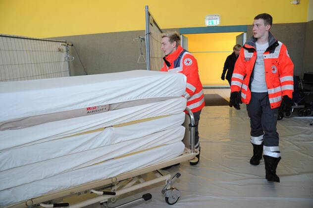20 helpers from THW, DRK, DRLG and the fire brigade will help to set up the beds in the gymnasium in Marpingen on Thursday 02 04 2020 The gymnasium is to serve as a care centre for corona patients A total of 42 beds will be collected by helpers from hospitals and nursing homes and brought to the gymnasium and set up bub