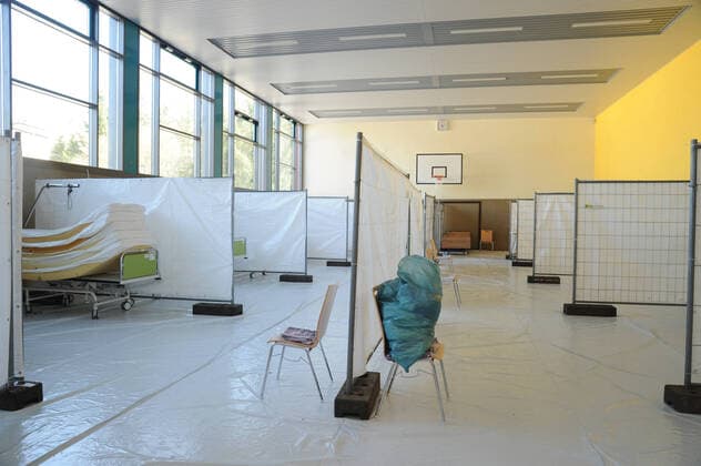 20 helpers from THW, DRK, DRLG and the fire brigade will help to set up the beds in the gymnasium in Marpingen on Thursday 02 04 2020 The gymnasium is to serve as a care centre for corona patients A total of 42 beds will be collected by helpers from hospitals and nursing homes and brought to the gymnasium and set up bub