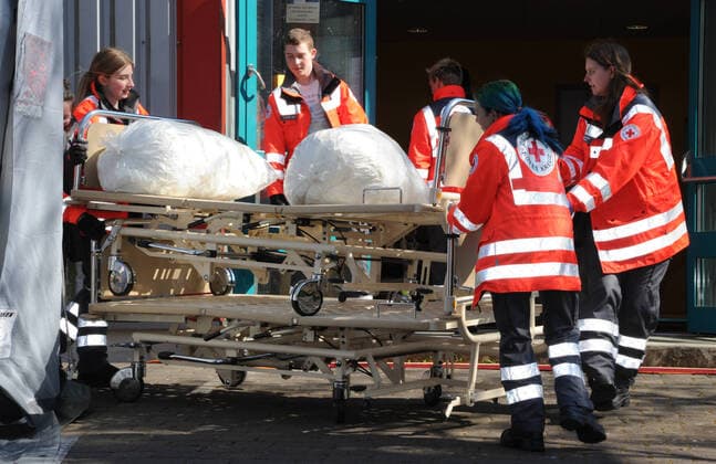 20 helpers from THW, DRK, DRLG and the fire brigade will help to set up the beds in the gymnasium in Marpingen on Thursday 02 04 2020 The gymnasium is to serve as a care centre for corona patients A total of 42 beds will be collected by helpers from hospitals and nursing homes and brought to the gymnasium and set up bub