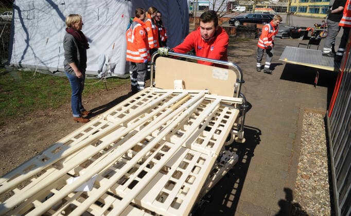 20 helpers from THW, DRK, DRLG and the fire brigade will help to set up the beds in the gymnasium in Marpingen on Thursday 02 04 2020 The gymnasium is to serve as a care centre for corona patients A total of 42 beds will be collected by helpers from hospitals and nursing homes and brought to the gymnasium and set up bub