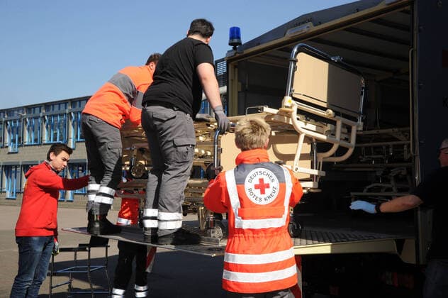 20 helpers from THW, DRK, DRLG and the fire brigade will help to set up the beds in the gymnasium in Marpingen on Thursday 02 04 2020 The gymnasium is to serve as a care centre for corona patients A total of 42 beds will be collected by helpers from hospitals and nursing homes and brought to the gymnasium and set up bub